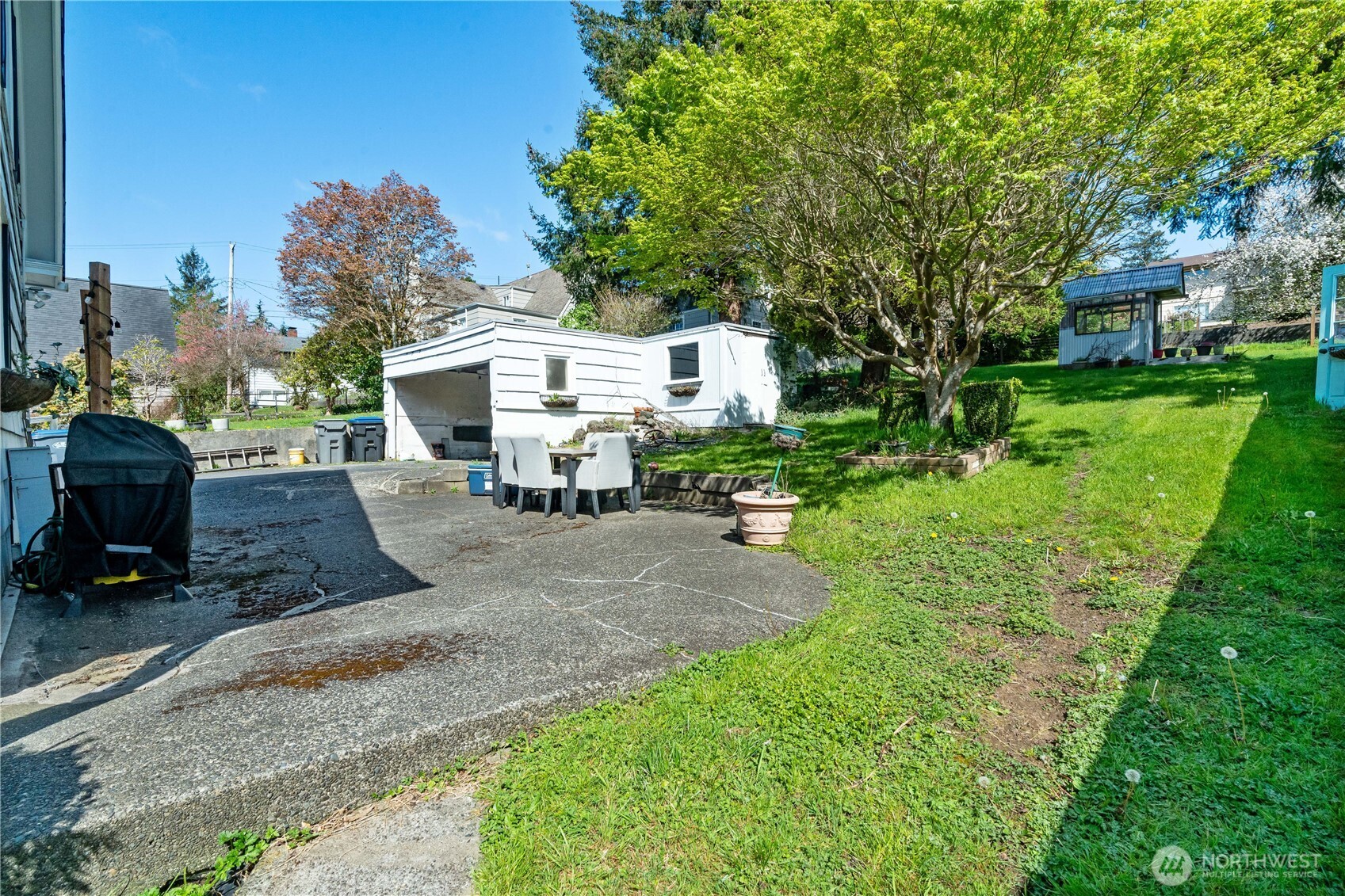522 West 6th Street Aberdeen, WA 98520 - Photo 34 of 39 a view of a house with backyard and sitting area