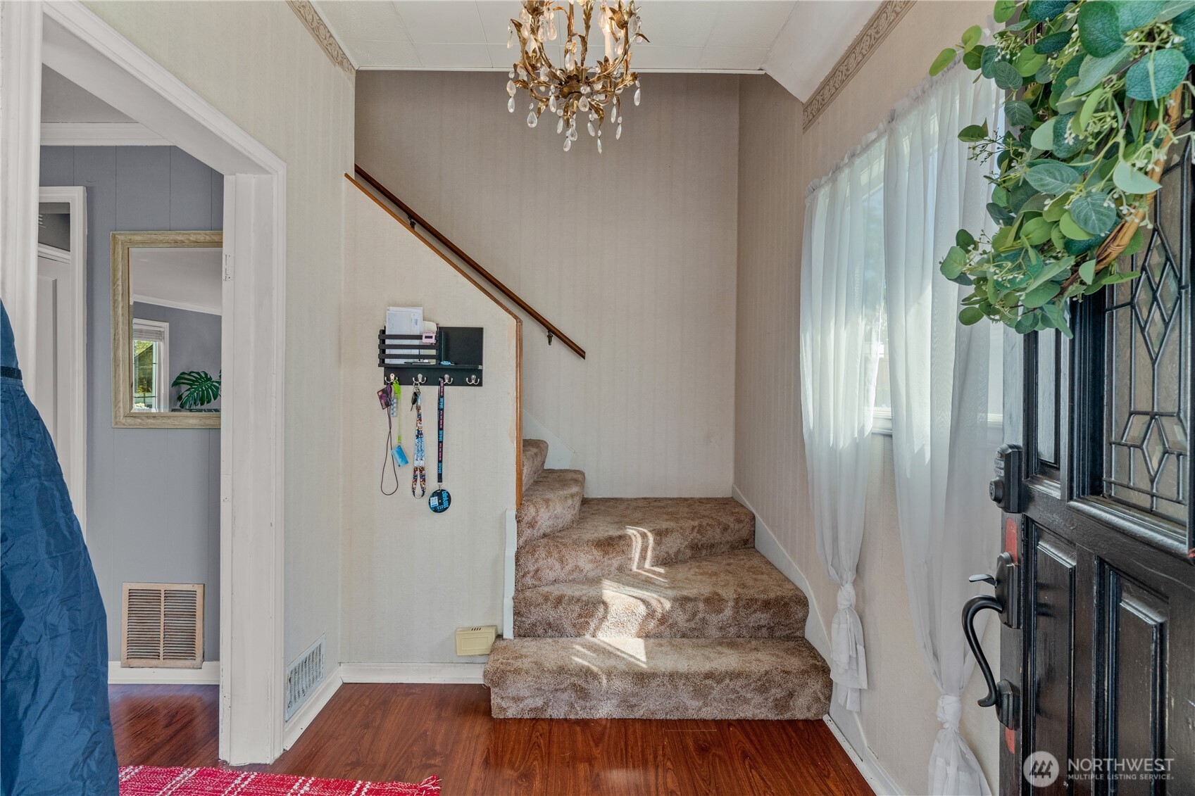 522 West 6th Street Aberdeen, WA 98520 - Photo 4 of 39 a view of an entryway with wooden floor