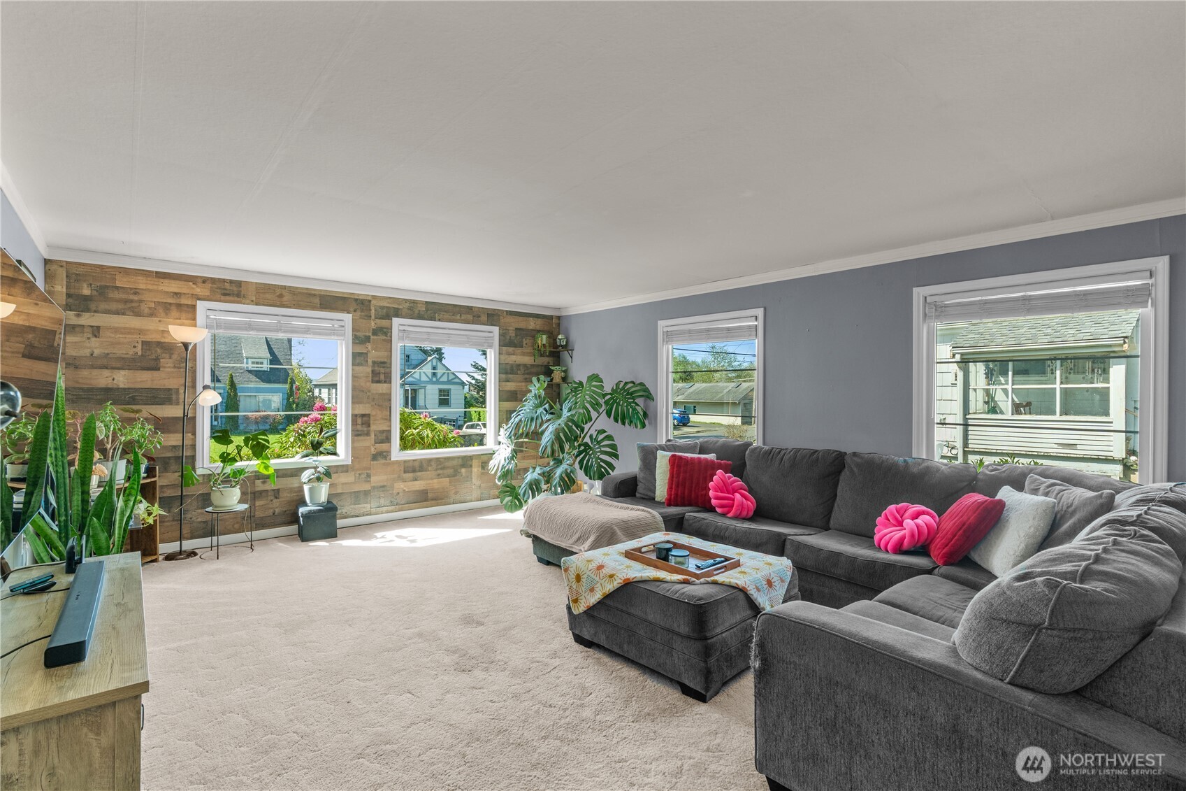 522 West 6th Street Aberdeen, WA 98520 - Photo 5 of 39 a living room with furniture and a large window