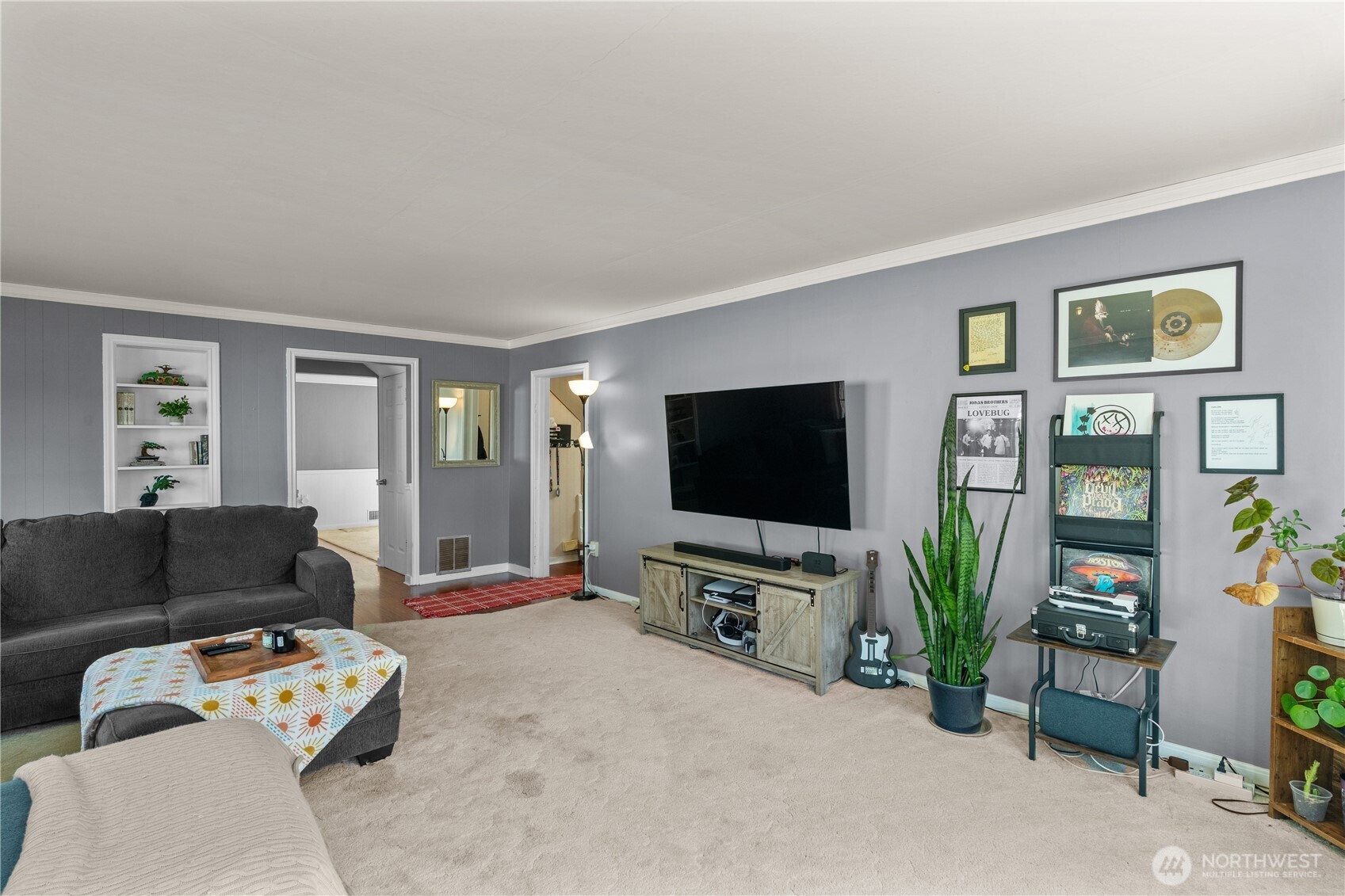 522 West 6th Street Aberdeen, WA 98520 - Photo 7 of 39 a living room with furniture and a flat screen tv