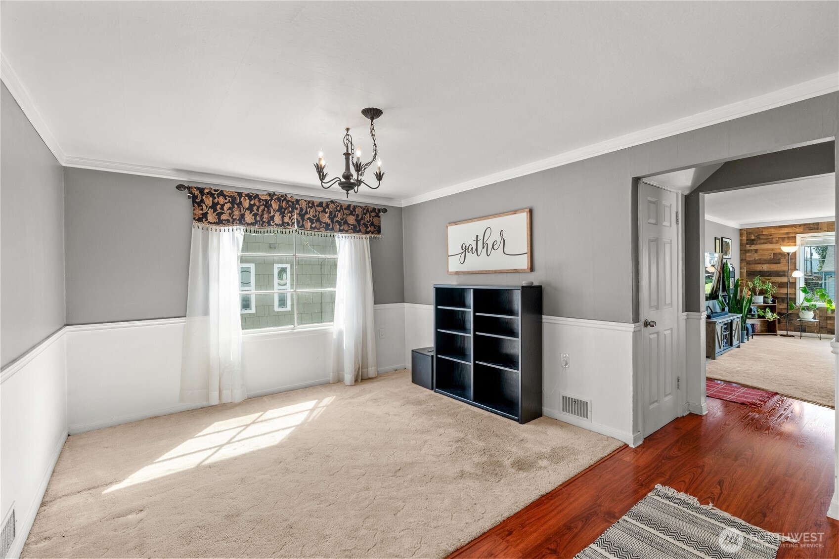 522 West 6th Street Aberdeen, WA 98520 - Photo 8 of 39 a view of an empty room with a window