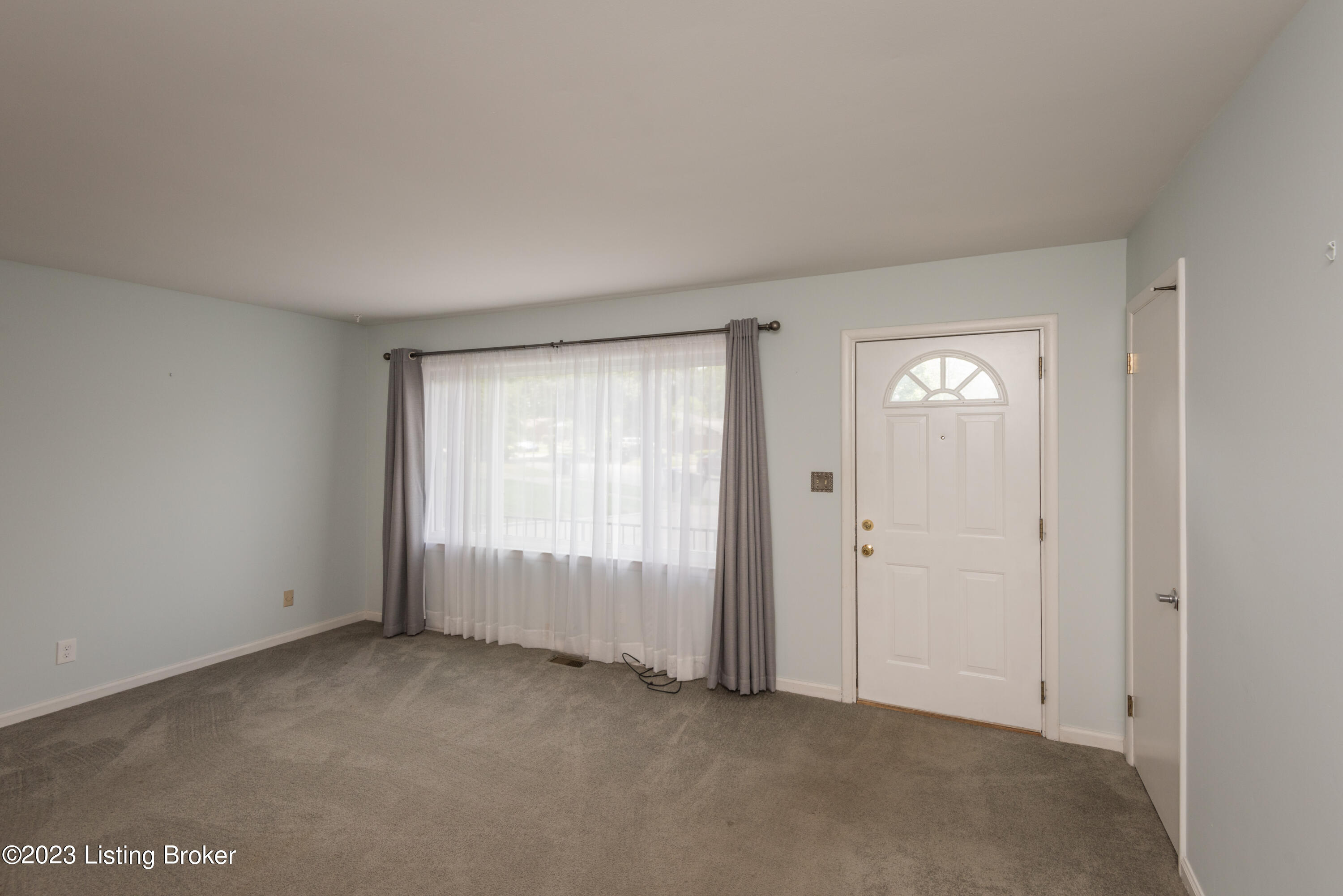 3728 Chatham Road Louisville, KY 40218 - Photo 3 of 33 018