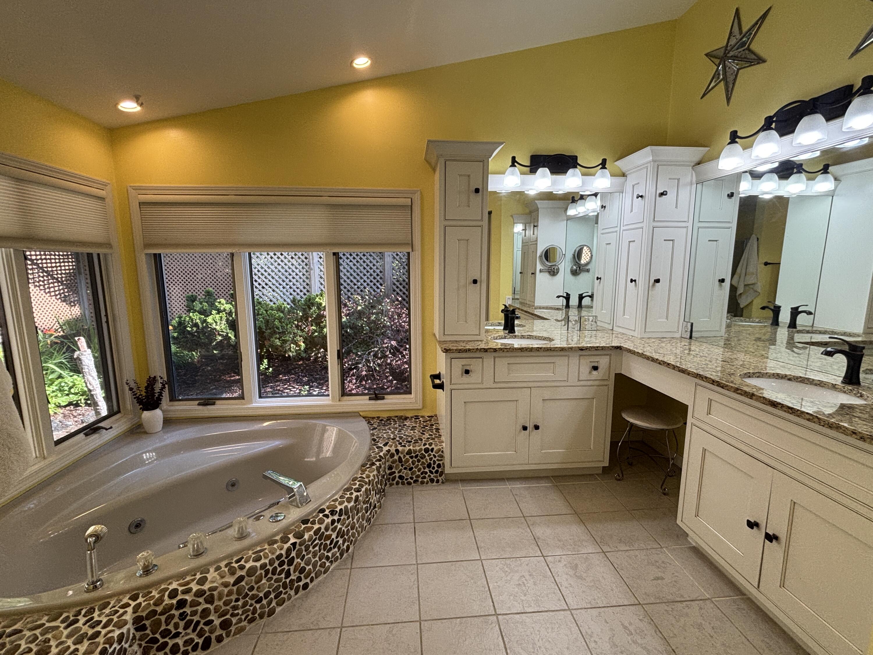 17871 North Fruitport Road Spring Lake, MI 49456 - Photo 16 of 38 Current Primary Bath