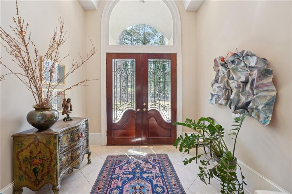 1296 Niskey Lake Road Southwest Atlanta, GA 30331 - Photo 6 of 88 a living room with a couch and a potted plant