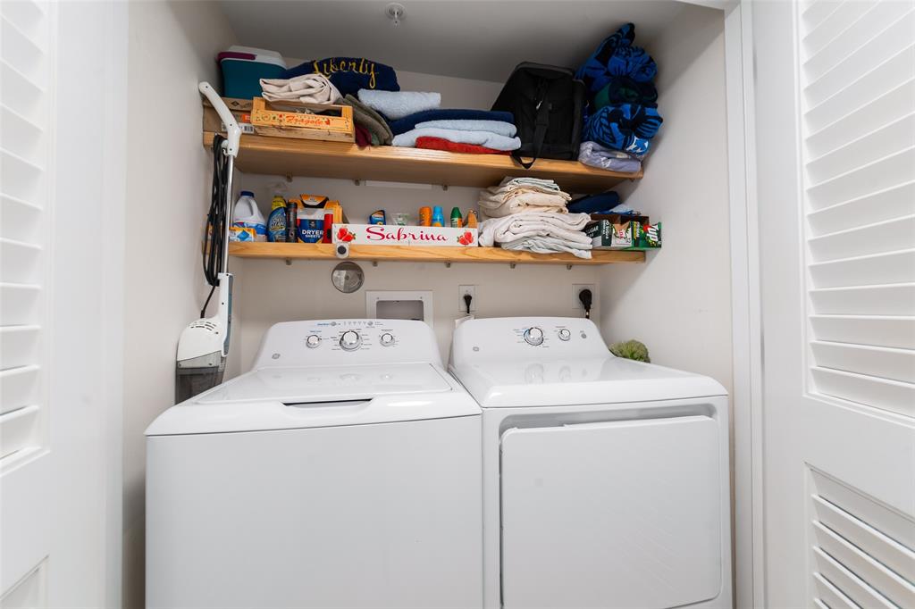99 Southeast Mizner Boulevard, Unit 603 Boca Raton, FL 33432 - Photo 25 of 34 a utility room with dryer and washer