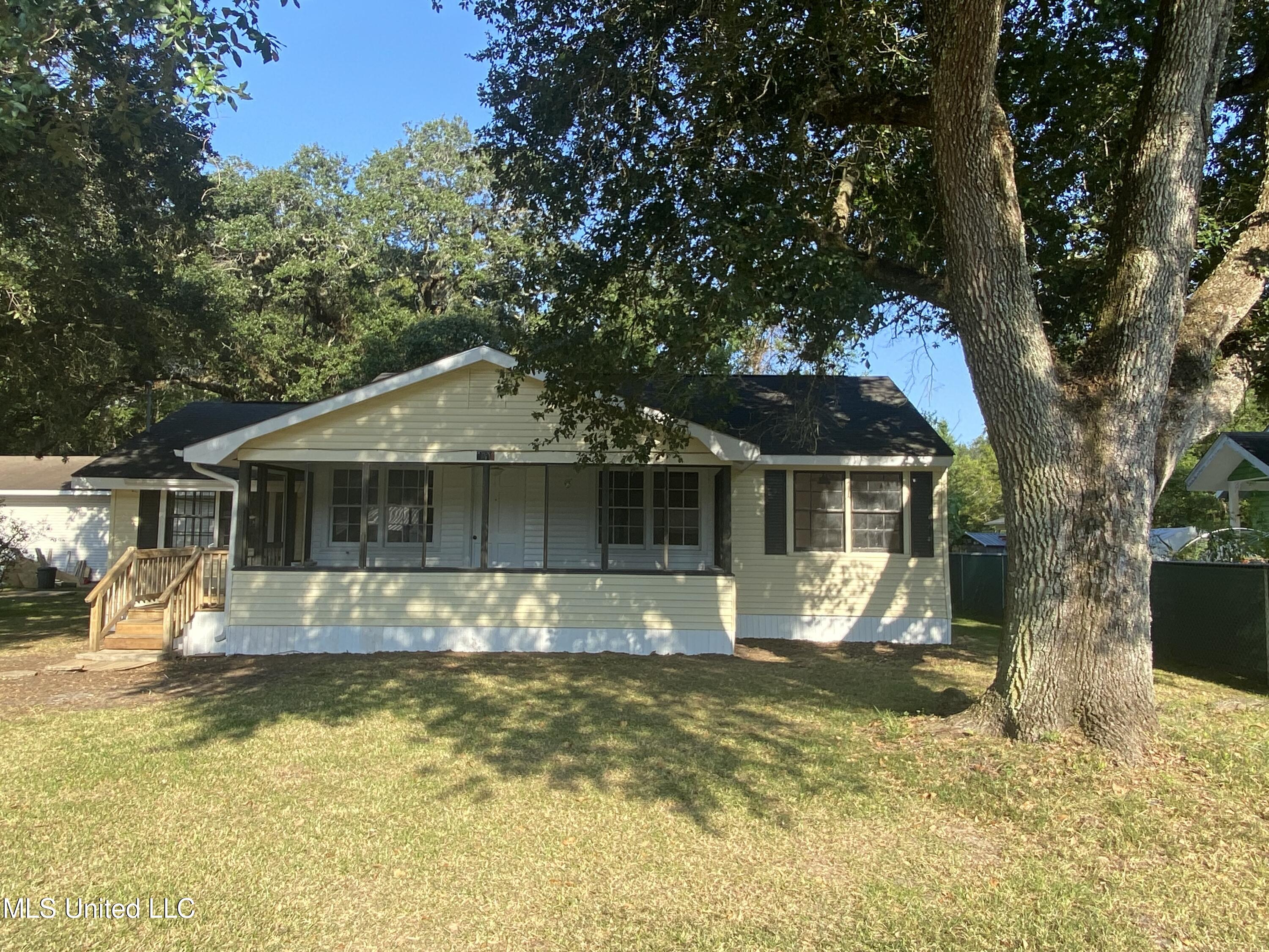 6908 Barnes Road Moss Point, MS 39563 - Photo 3 of 24 IMG_9736