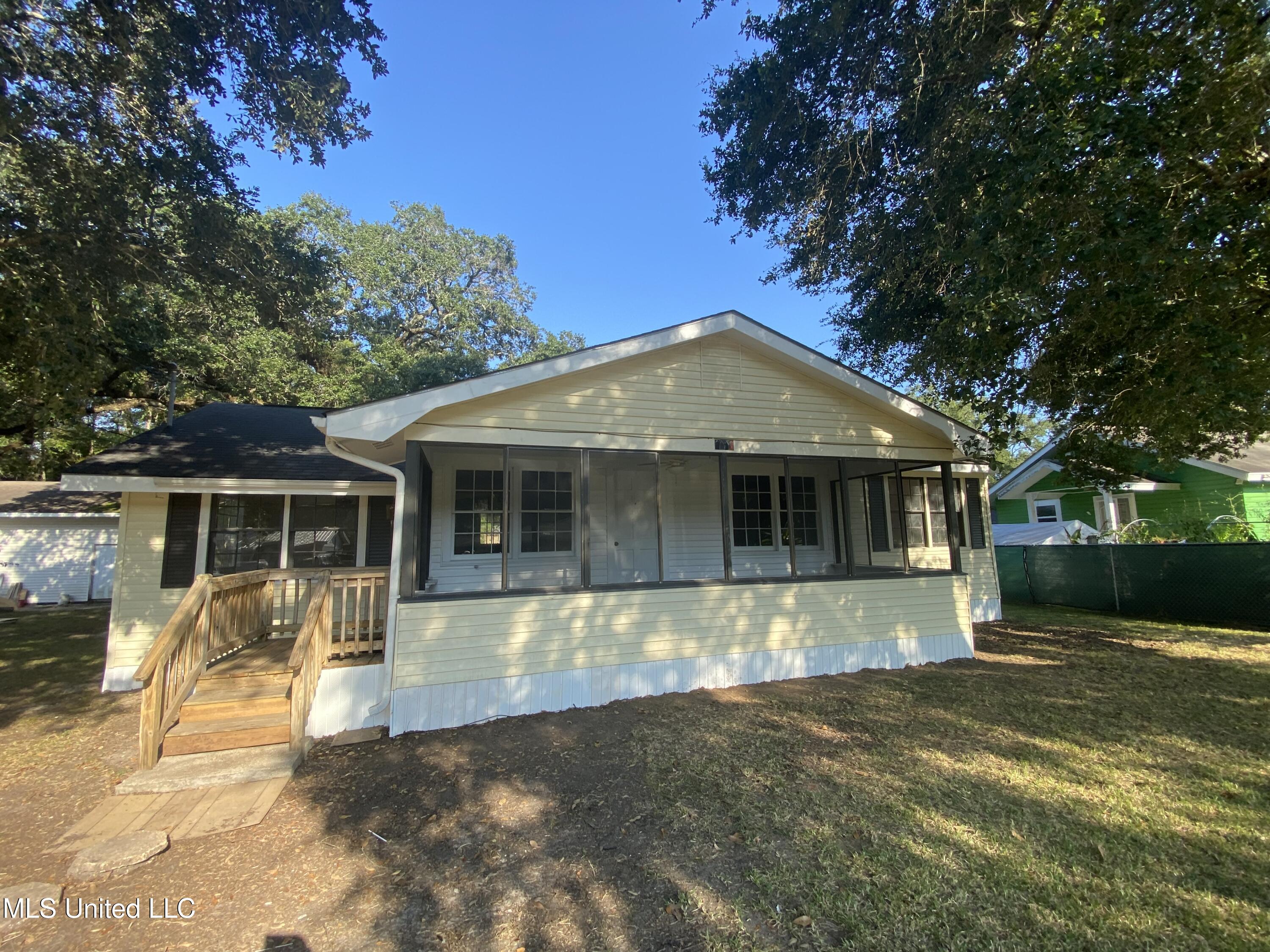 6908 Barnes Road Moss Point, MS 39563 - Photo 6 of 24 IMG_9729