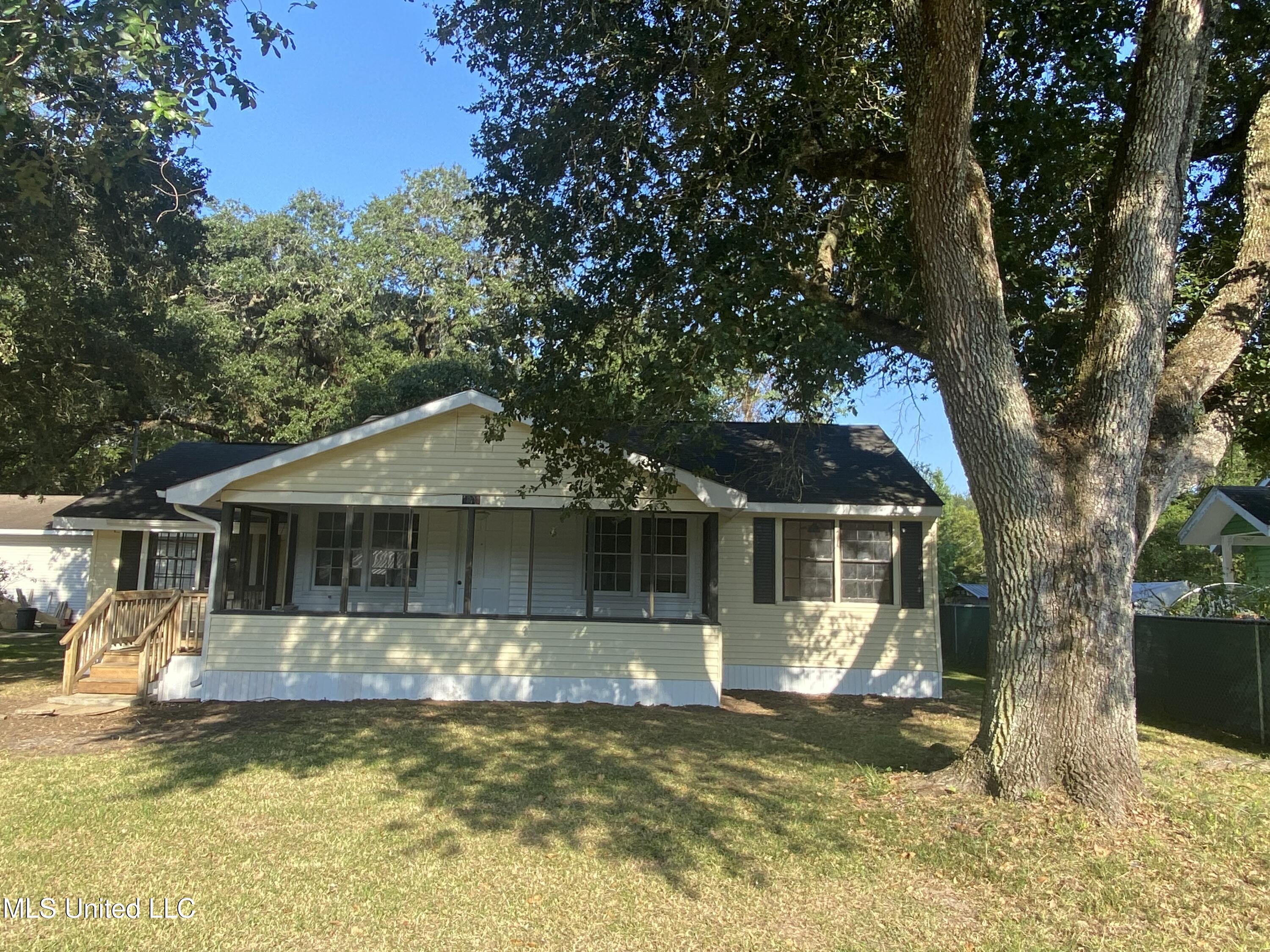 6908 Barnes Road Moss Point, MS 39563 - Photo 7 of 24 IMG_9735