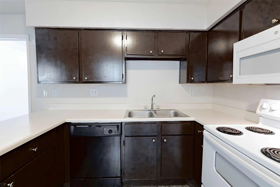 2809 West William Cannon Drive, Unit I101 Austin, TX 78745 - Photo 6 of 29 a kitchen with a sink and a stove