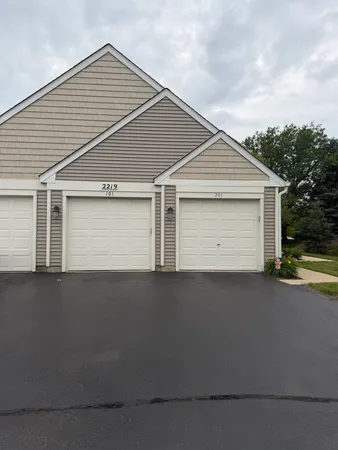 $2,100 | 2219 Waterleaf Court, Unit 101, Naperville, IL 60564