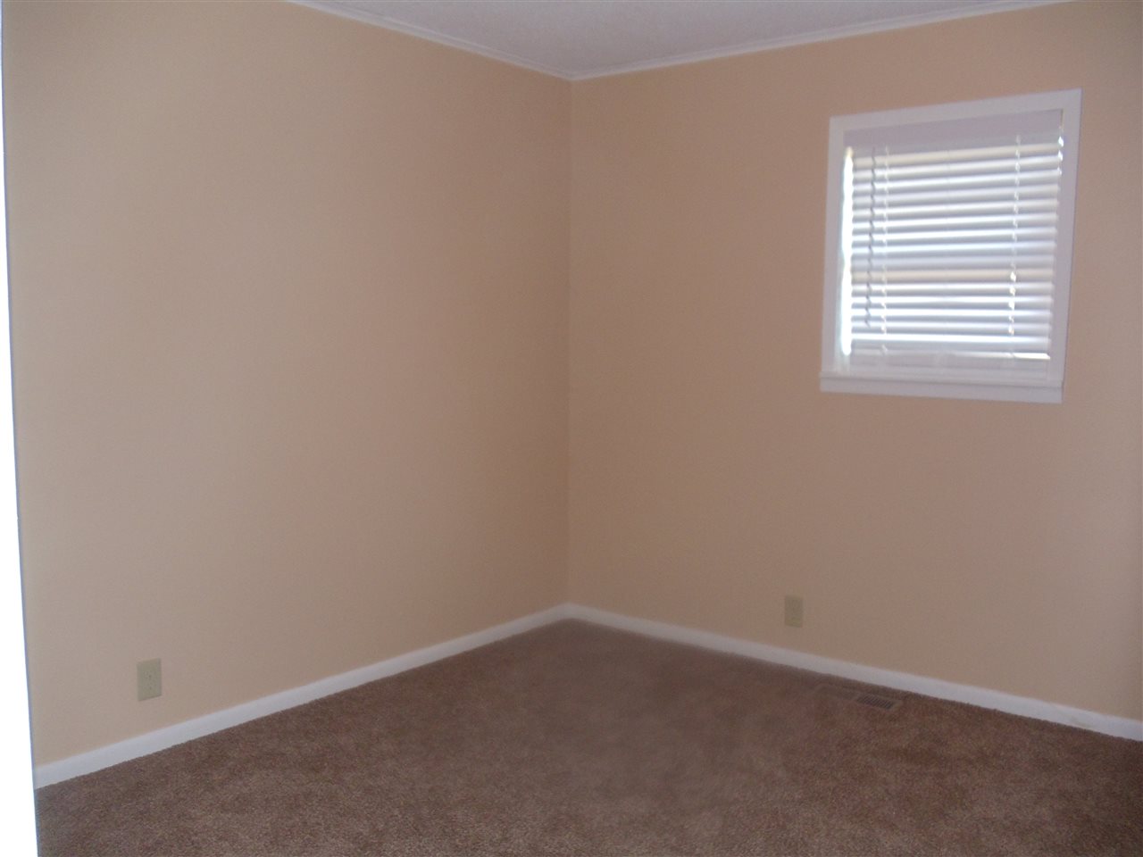 273 North Main Street Ripley, TN 38063 - Photo 6 of 15 an empty room with a window