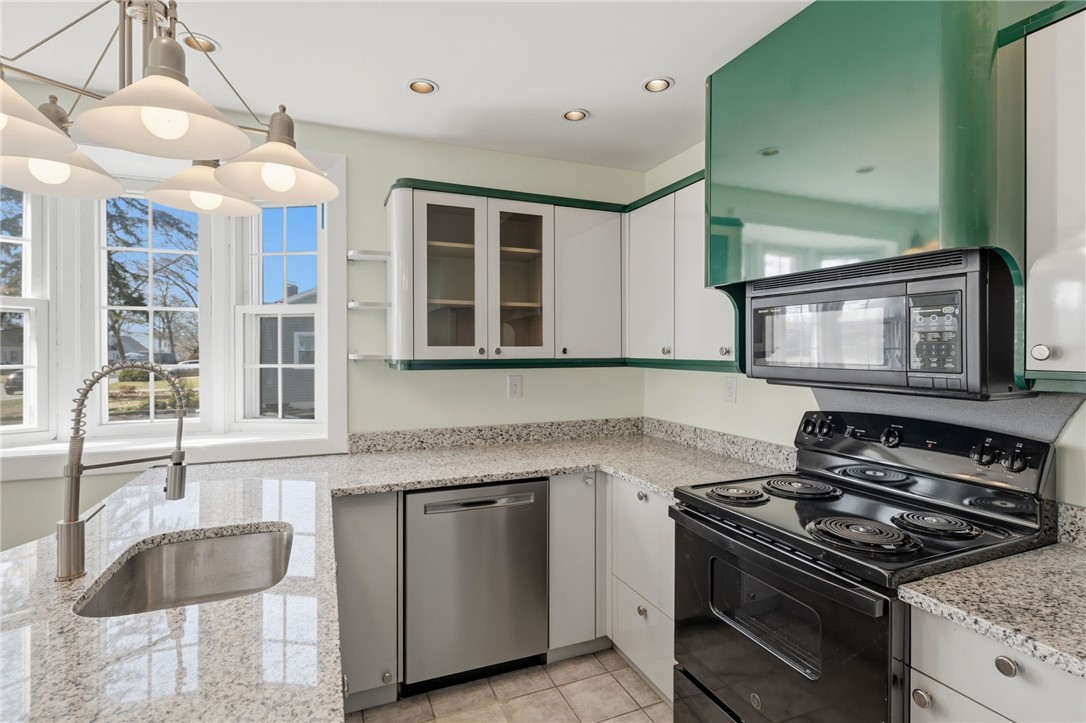 21 Earlham Way Warwick, RI 02886 - Photo 4 of 39