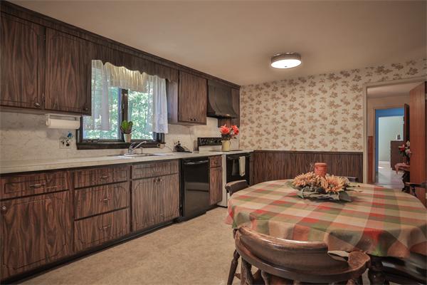 41 Lothrop Road Reading, MA 01867 - Photo 6 of 17 Gallery Image 6