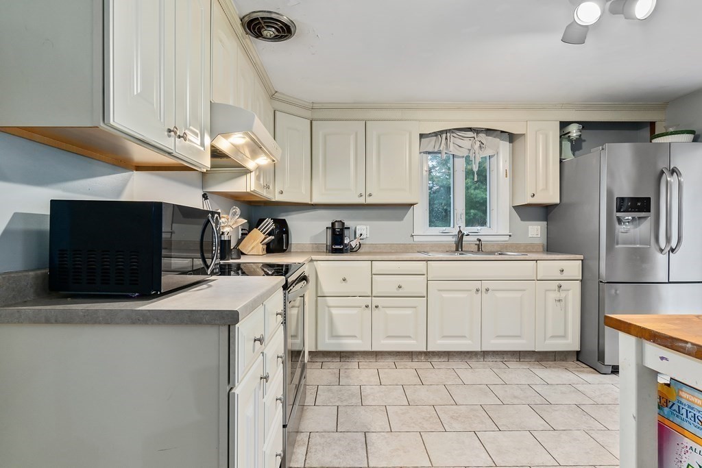 8 Meadow Brook Road Lynn, MA 01905 - Photo 4 of 19 Gallery Image 4