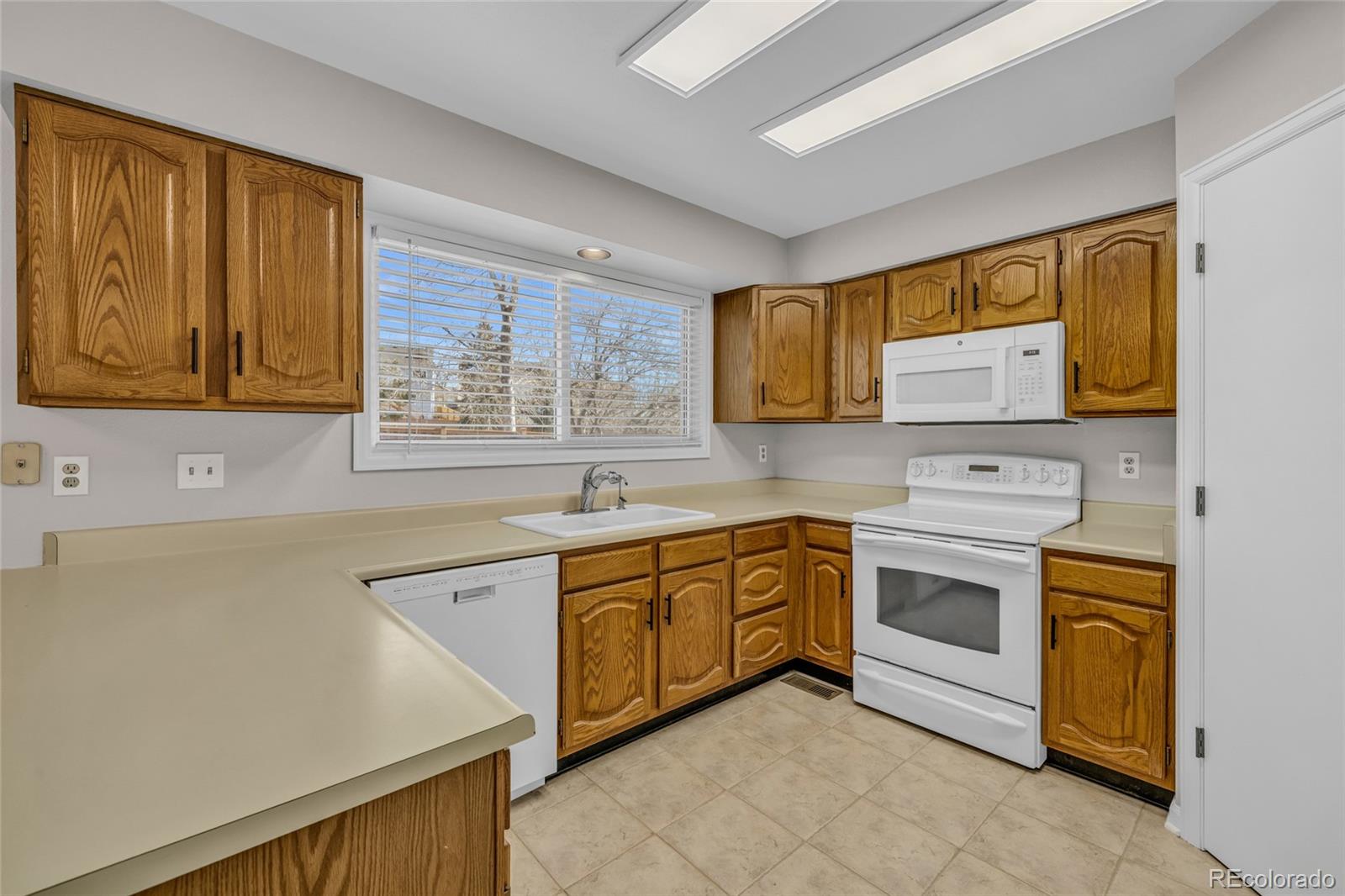 9390 Yale Lane Highlands Ranch, CO 80130 - Photo 12 of 49