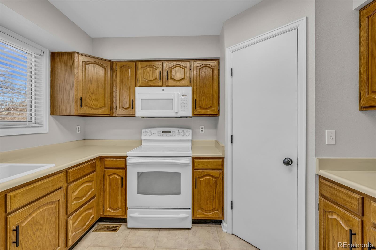 9390 Yale Lane Highlands Ranch, CO 80130 - Photo 21 of 50 a utility room with dryer and washer