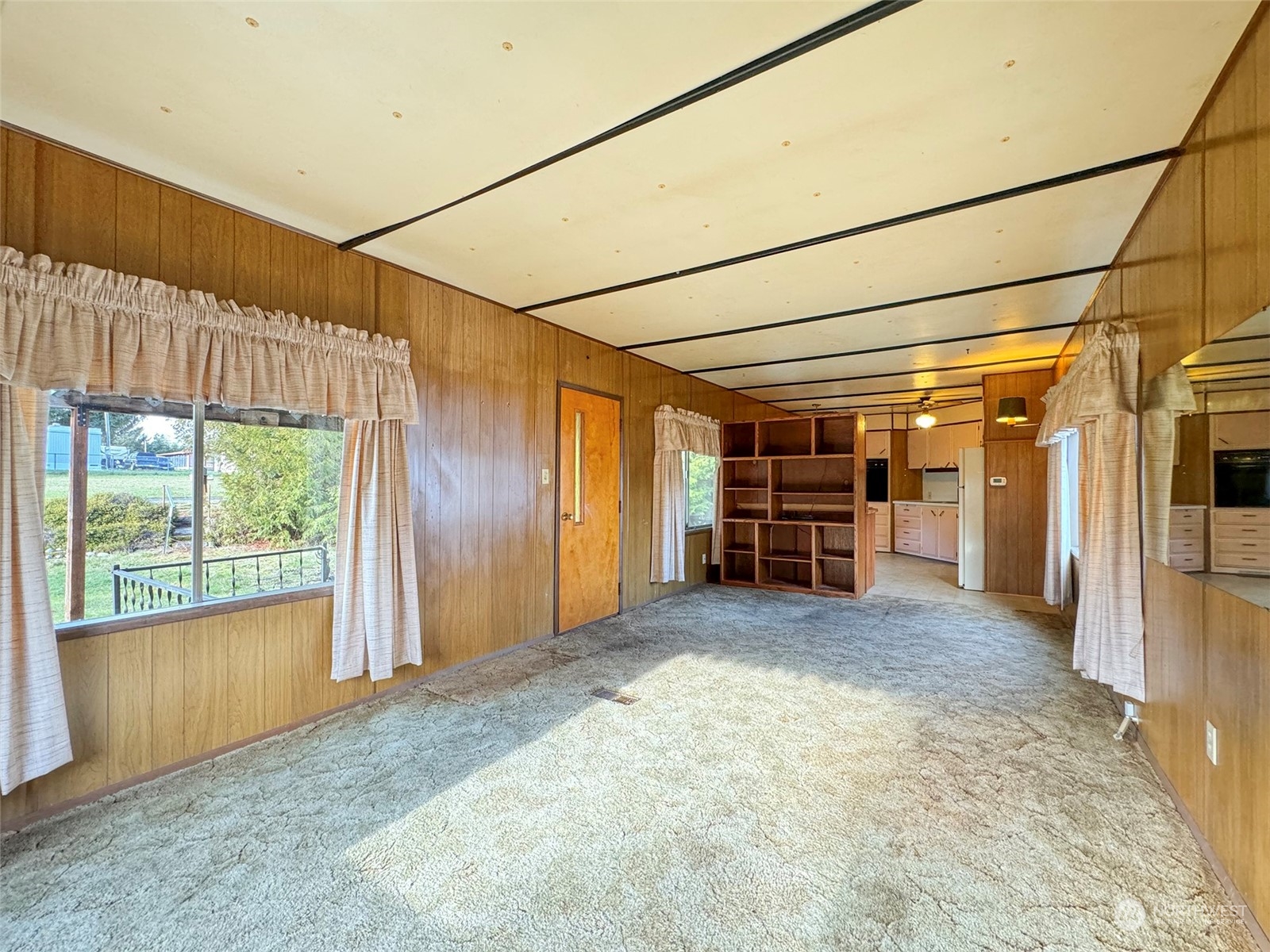 183 Spath Road Sequim, WA 98382 - Photo 13 of 40 an empty room with furniture and a window