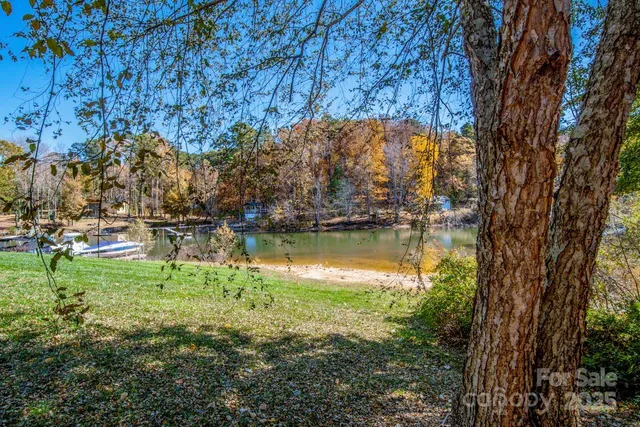 a sign that is sitting in front of a white house