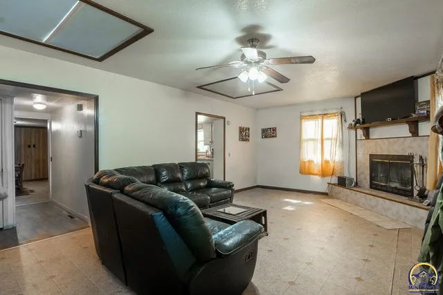 $274,900 | 1501 Northeast Calhoun Bluff Road, Topeka, KS 66617