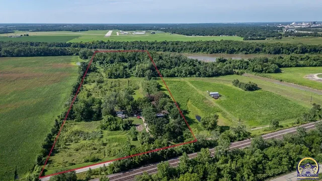 $274,900 | 1501 Northeast Calhoun Bluff Road, Topeka, KS 66617