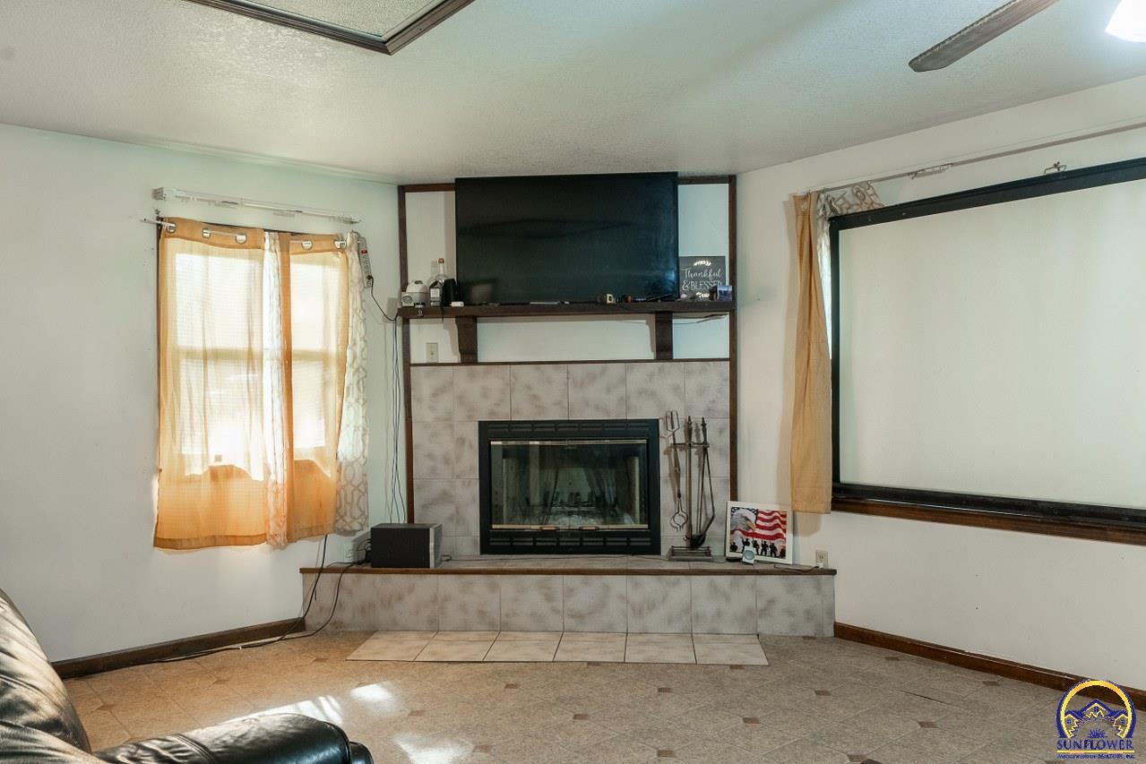 1501 Northeast Calhoun Bluff Road Topeka, KS 66617 - Photo 5 of 38