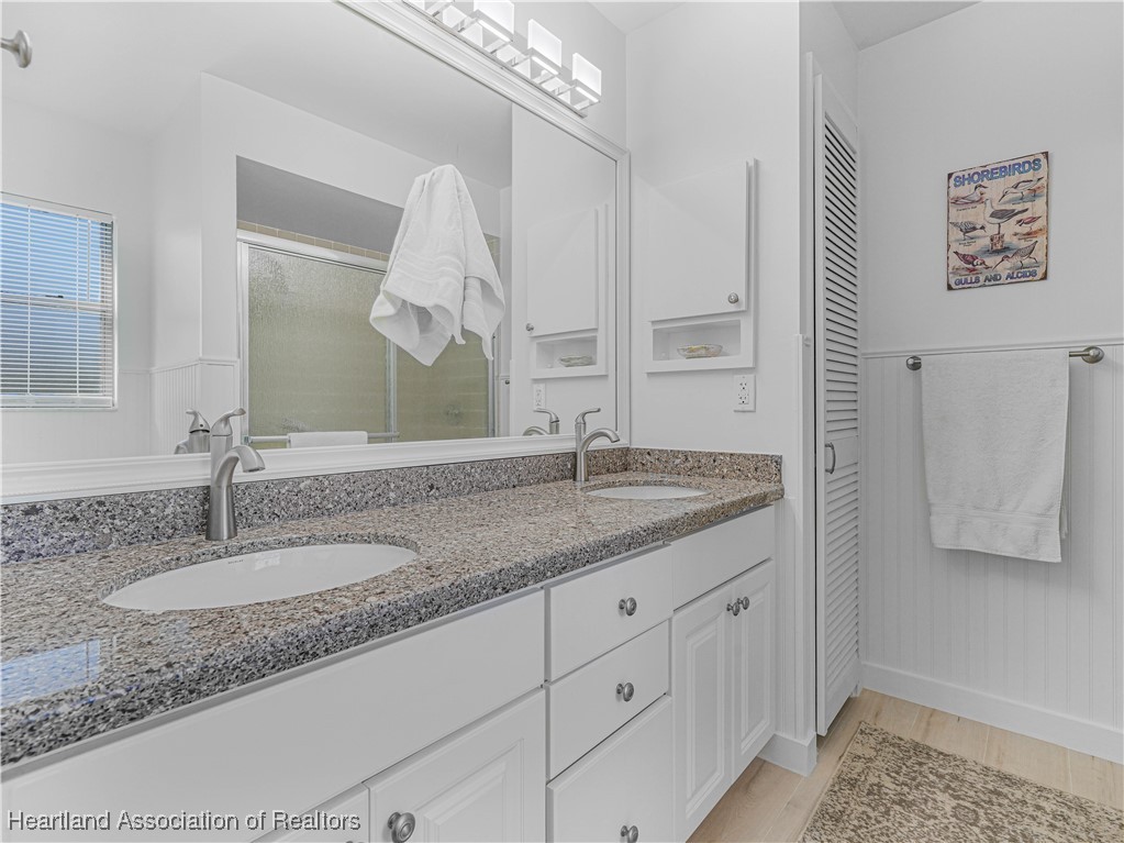 3206 Divot Road Sebring, FL 33872 - Photo 19 of 40 Primary Suite - vanity w/double sink