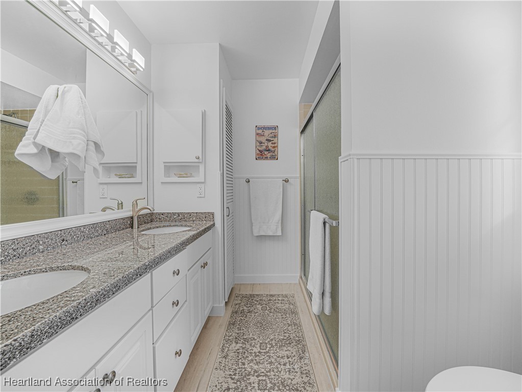 3206 Divot Road Sebring, FL 33872 - Photo 20 of 40 Primary Suite w/walk-in shower