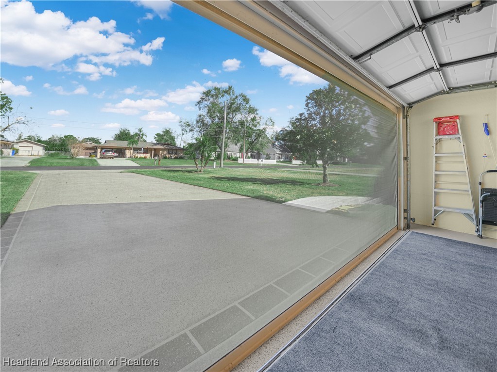 3206 Divot Road Sebring, FL 33872 - Photo 35 of 40 Electric Screen Door