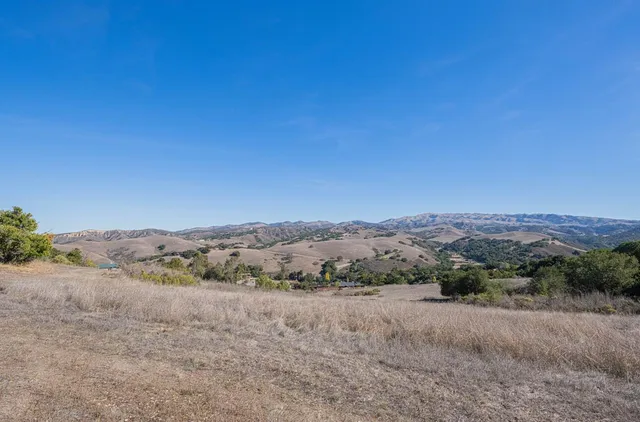 a view of a dry field