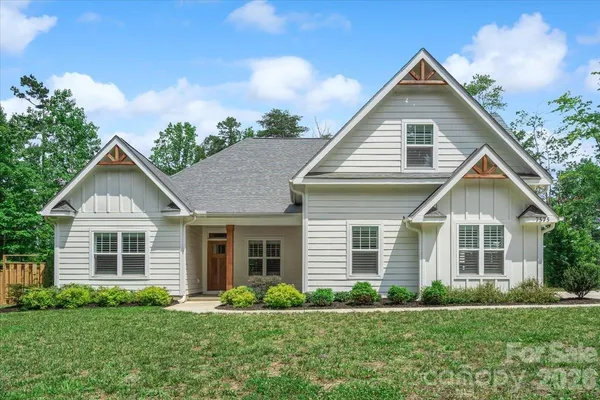 $750,000 | 7575 Deer Track Drive, Denver, NC 28037