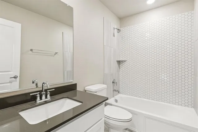 en empty room with windows and closet