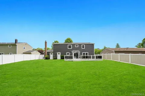 $899,999 | 20 Canterbury Court, Oakdale, NY 11769