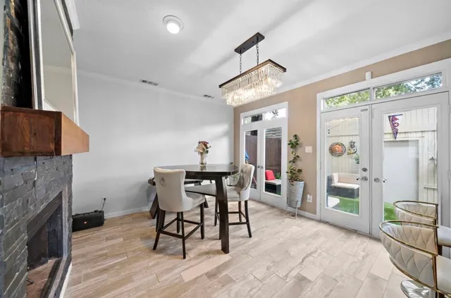 a view of a livingroom with furniture and a ceiling fan