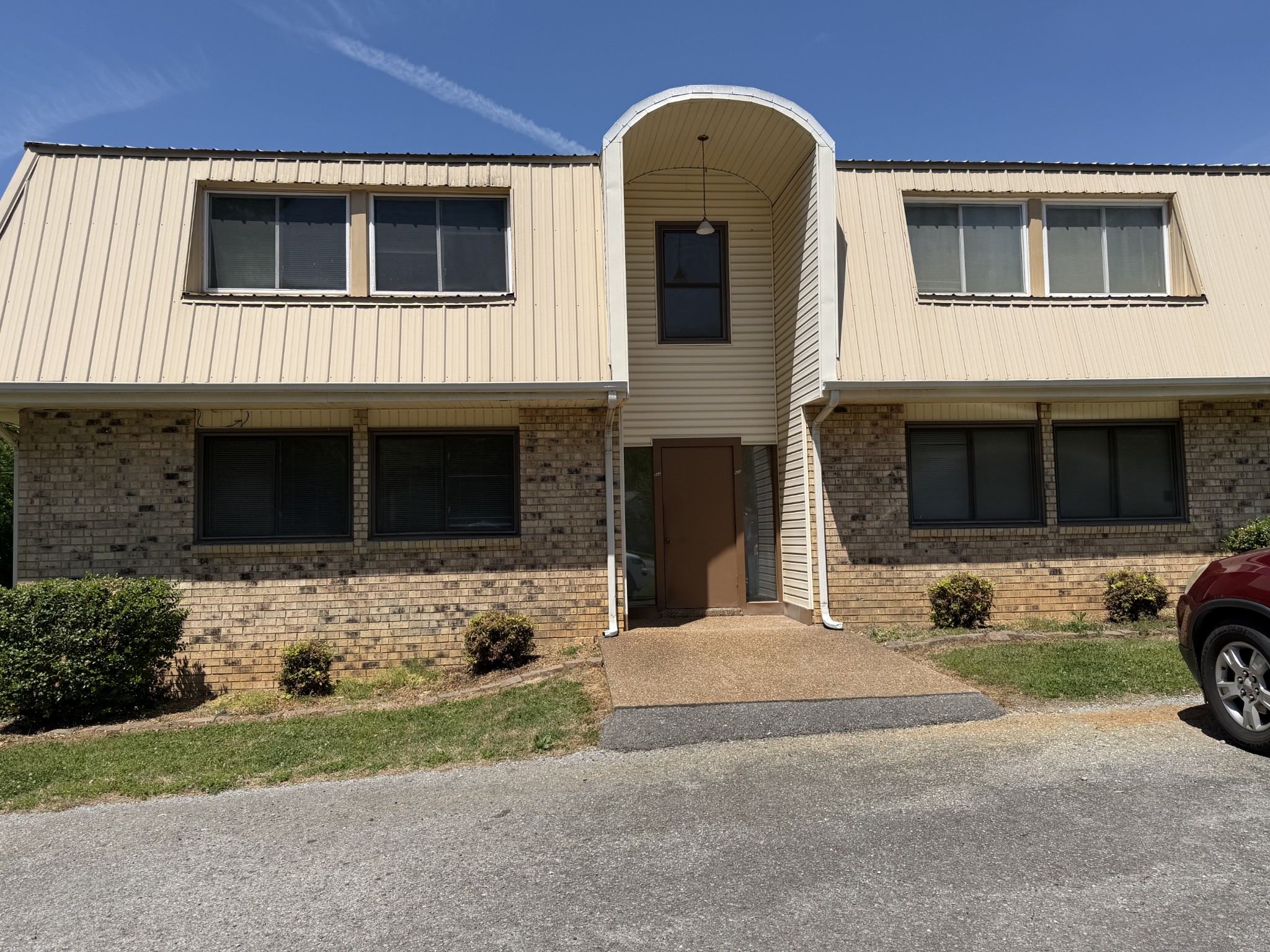 940 East Main Street Gallatin, TN 37066 - Photo 1 of 5 a front view of a house with a yard