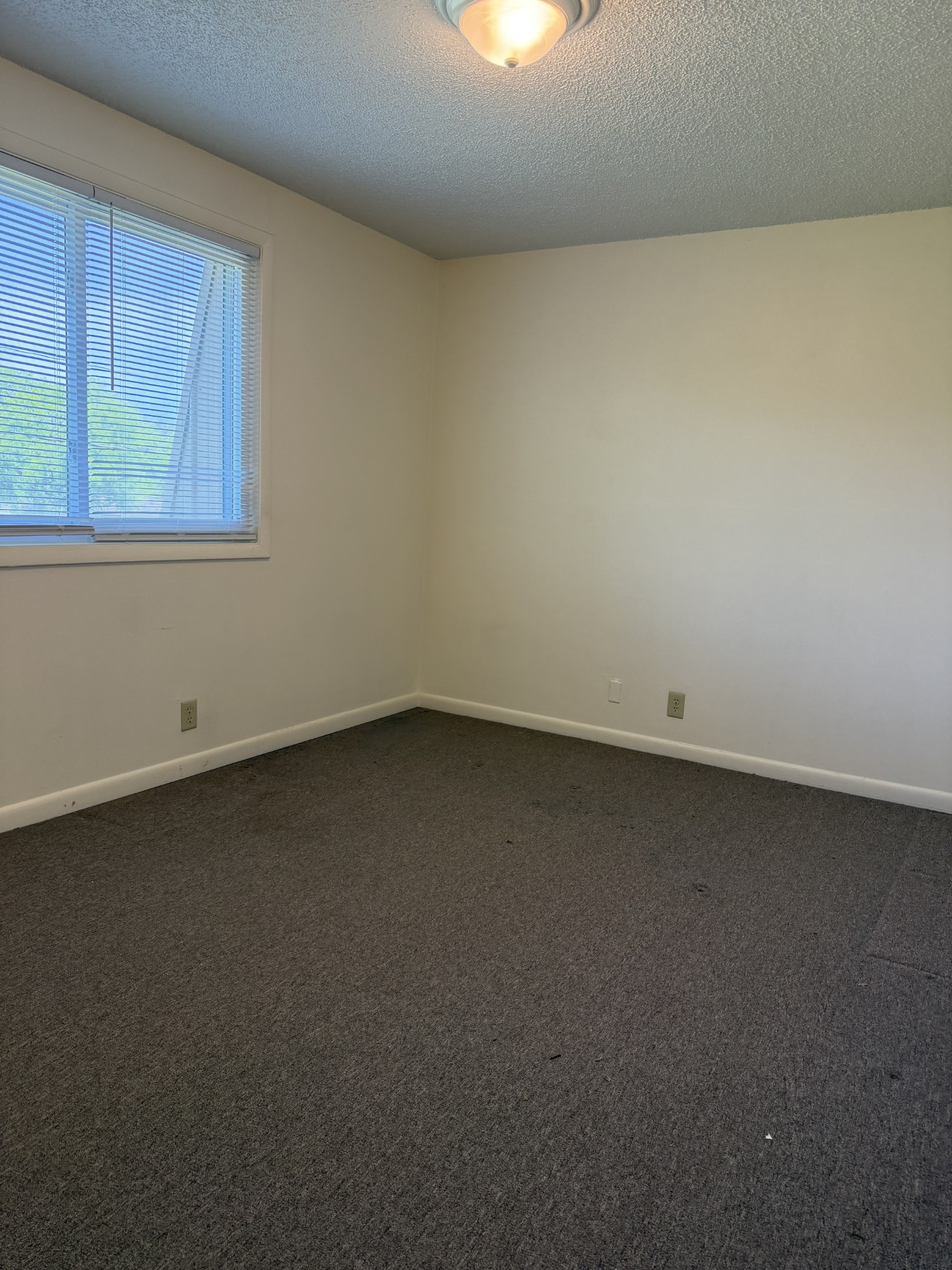 940 East Main Street Gallatin, TN 37066 - Photo 4 of 5 an empty room with a window