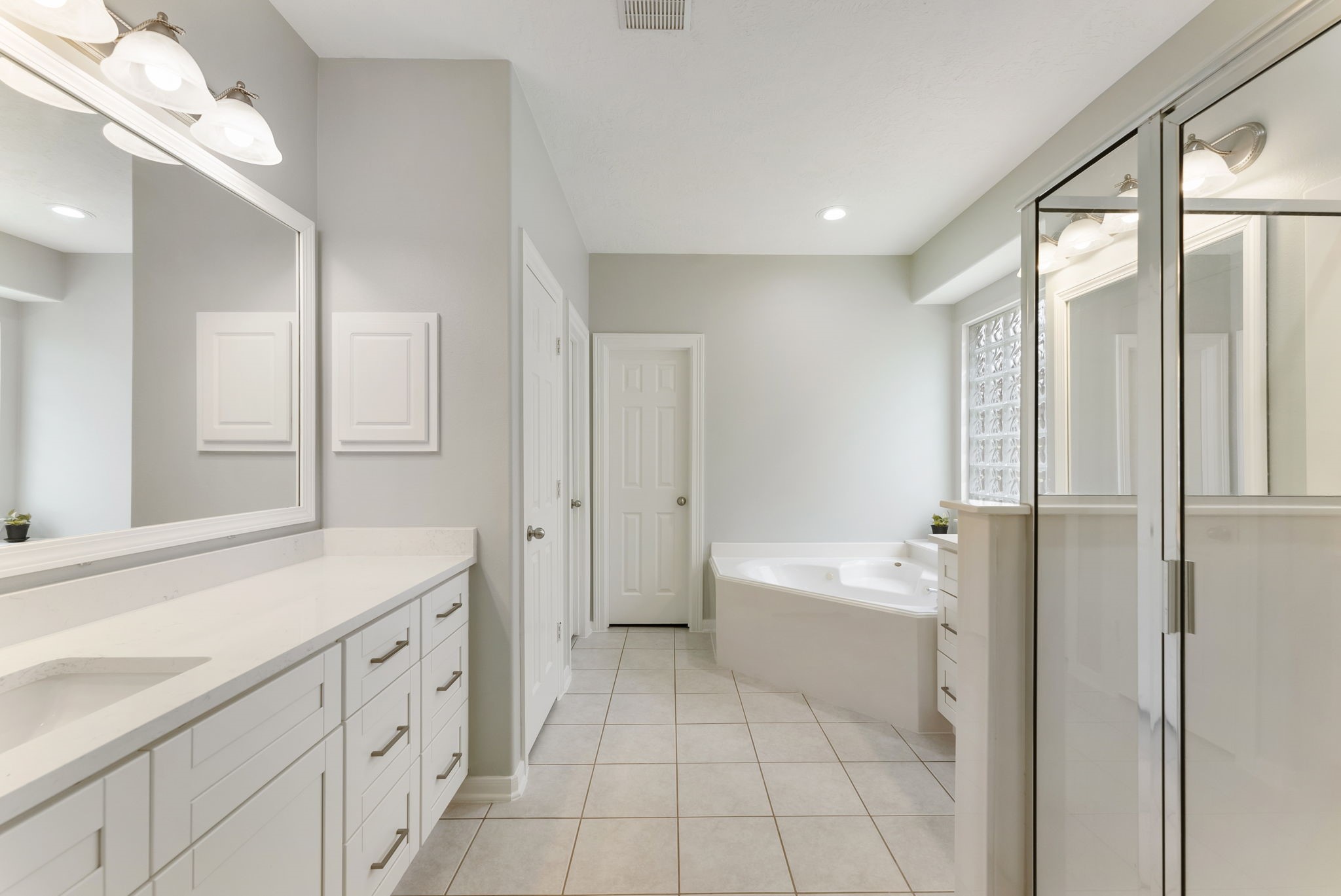 6643 Knollbridge Lane Spring, TX 77379 - Photo 18 of 50 Primary bathroom with updated countertops, large corner jetted tub and separate shower.