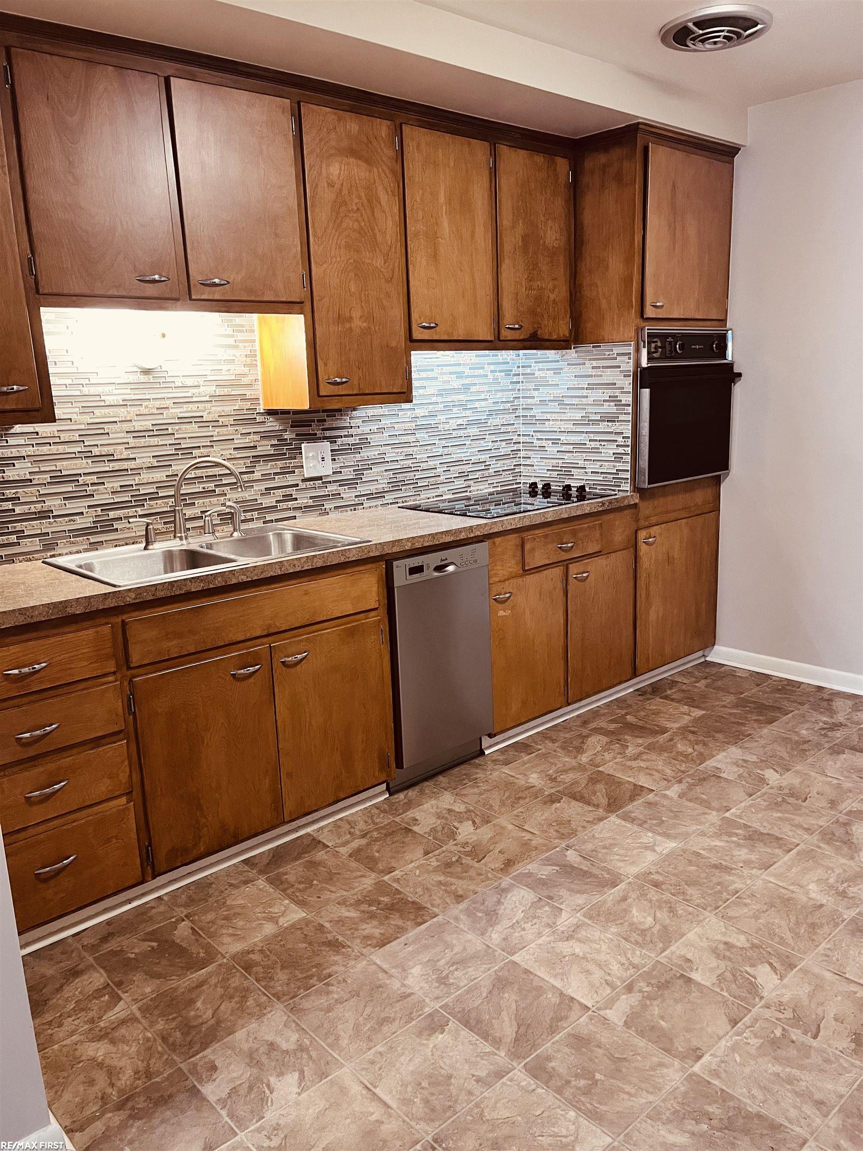 899 Neff Road, Unit 2 Grosse Pointe, MI 48230 - Photo 8 of 19