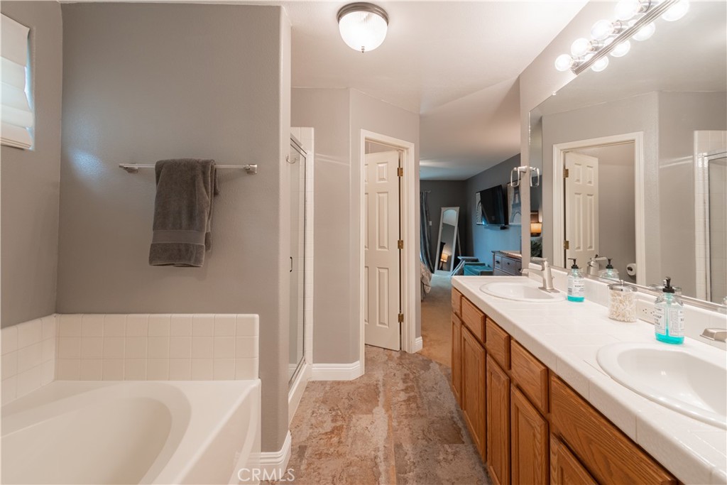 2660 Vineyard Circle Paso Robles, CA 93446 - Photo 14 of 39 a bathroom with a tub sink and mirror