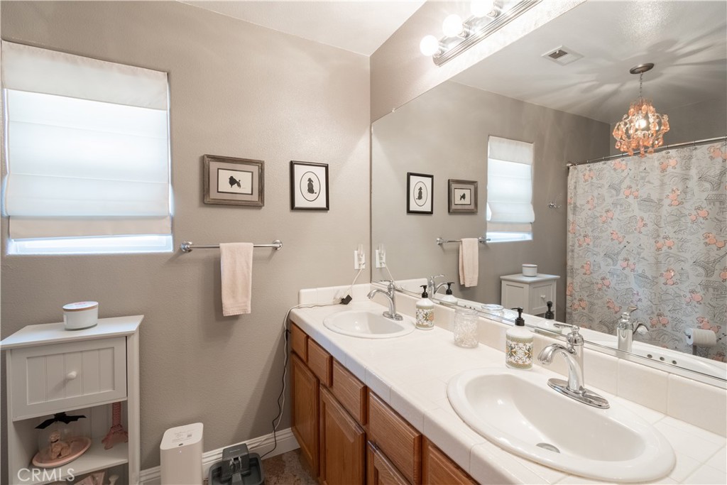 2660 Vineyard Circle Paso Robles, CA 93446 - Photo 19 of 39 a bathroom with 2 sink and a mirror