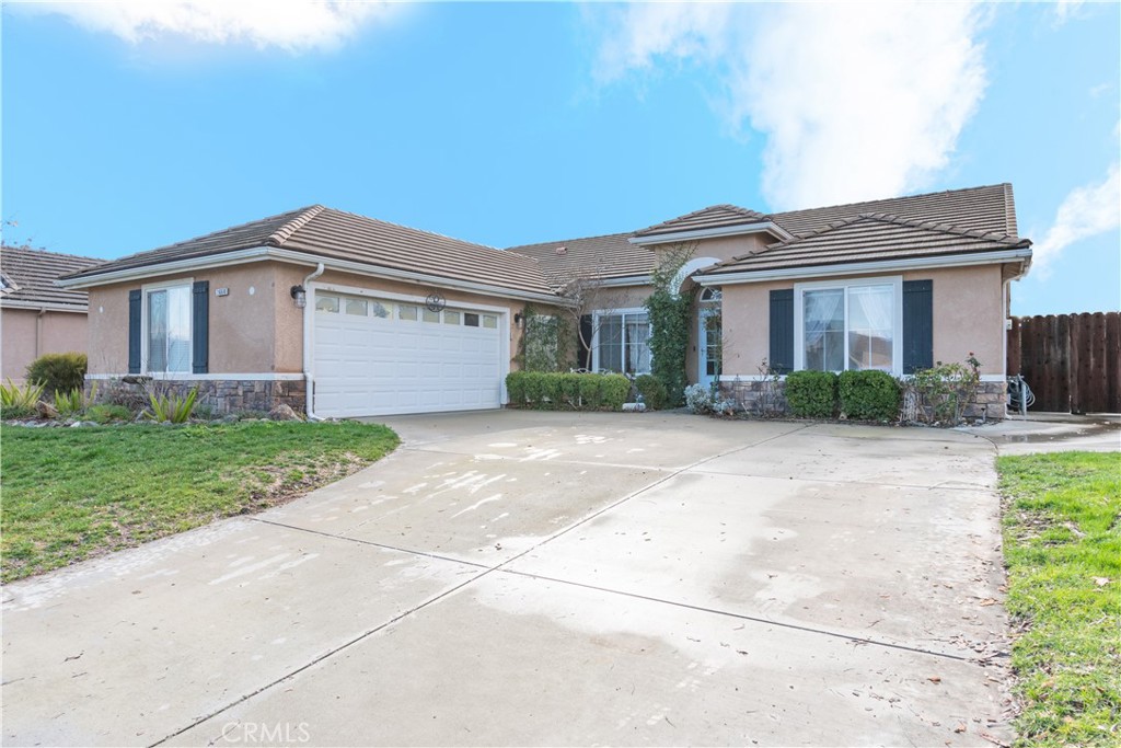 2660 Vineyard Circle Paso Robles, CA 93446 - Photo 2 of 39 a front view of house with yard and green space