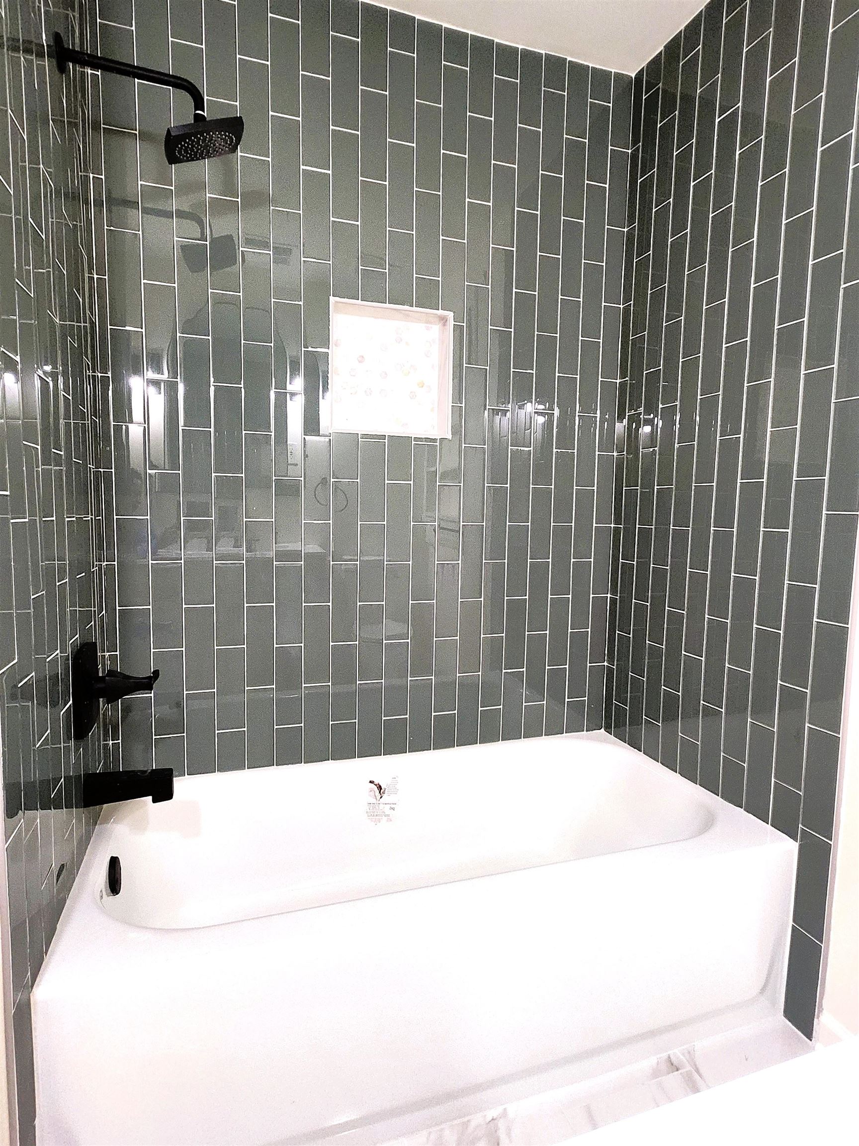 5030 Dee Road Memphis, TN 38117 - Photo 17 of 19 a bathroom with a bathtub