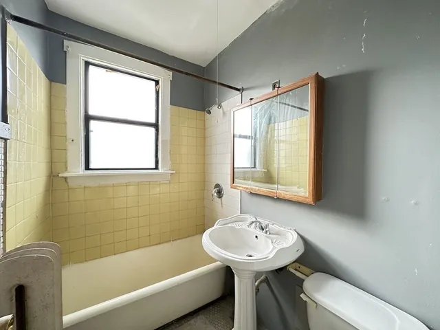 $1,100 | 3121 North Hamlin Avenue, Unit 2H, Chicago, IL 60618
