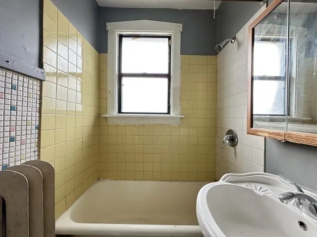 $1,100 | 3121 North Hamlin Avenue, Unit 2H, Chicago, IL 60618
