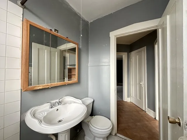 $1,100 | 3121 North Hamlin Avenue, Unit 2H, Chicago, IL 60618