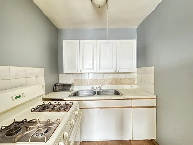 $1,100 | 3121 North Hamlin Avenue, Unit 2H, Chicago, IL 60618