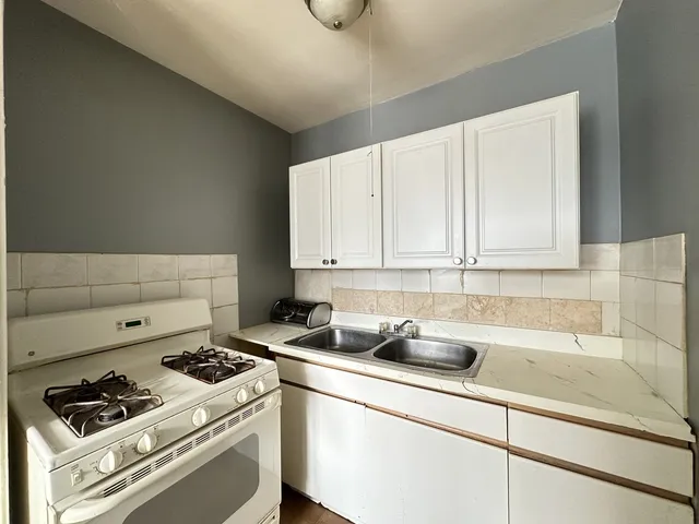 $1,100 | 3121 North Hamlin Avenue, Unit 2H, Chicago, IL 60618
