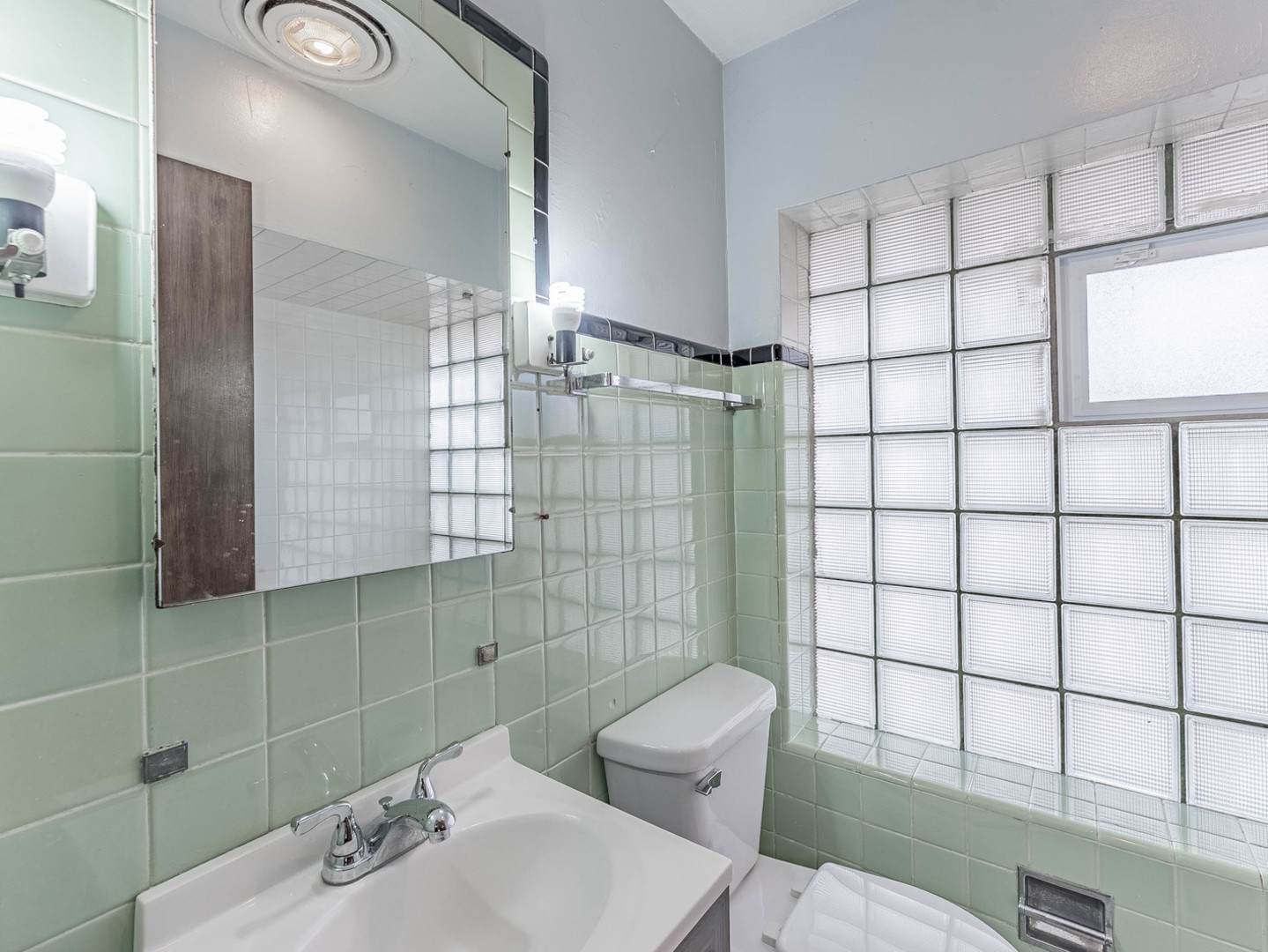 3847 Euclid Avenue Berwyn, IL 60402 - Photo 3 of 32 a bathroom with a sink toilet and shower