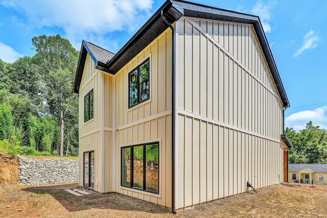 a view of a house with backyard
