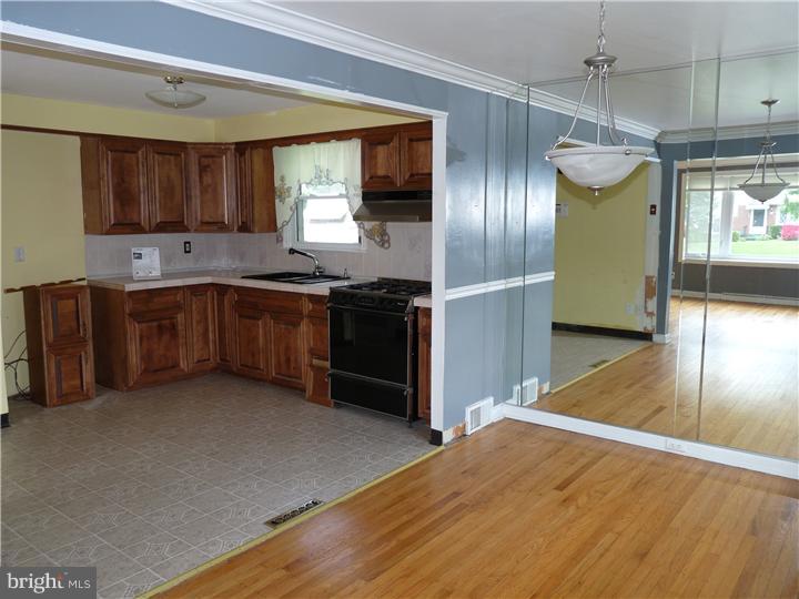 24 Story Road Aston, PA 19014 - Photo 4 of 17 Dining Room