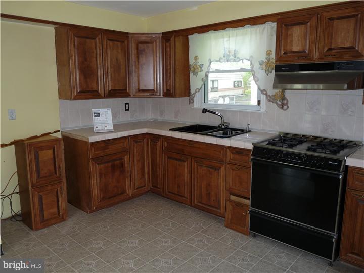 24 Story Road Aston, PA 19014 - Photo 5 of 17 Kitchen